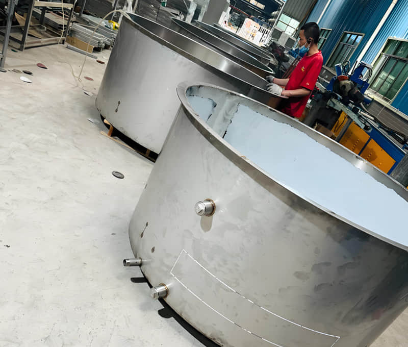 Welded stainless steel bathtub