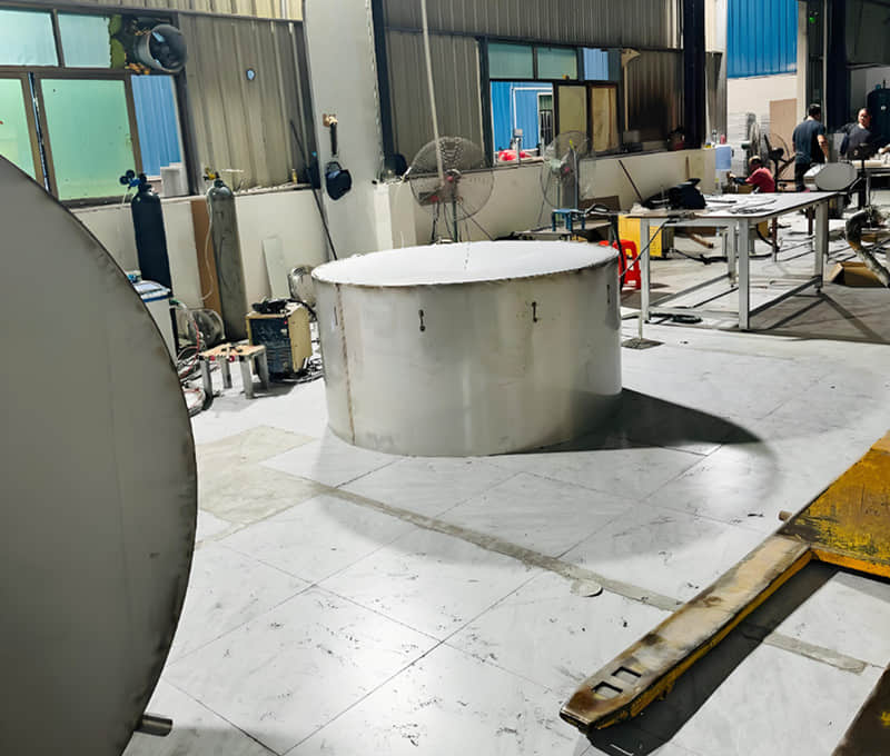 Welded stainless steel bathtub