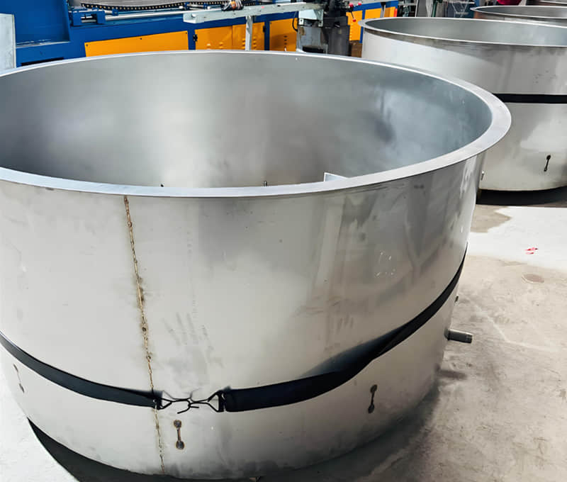 Welded stainless steel bathtub