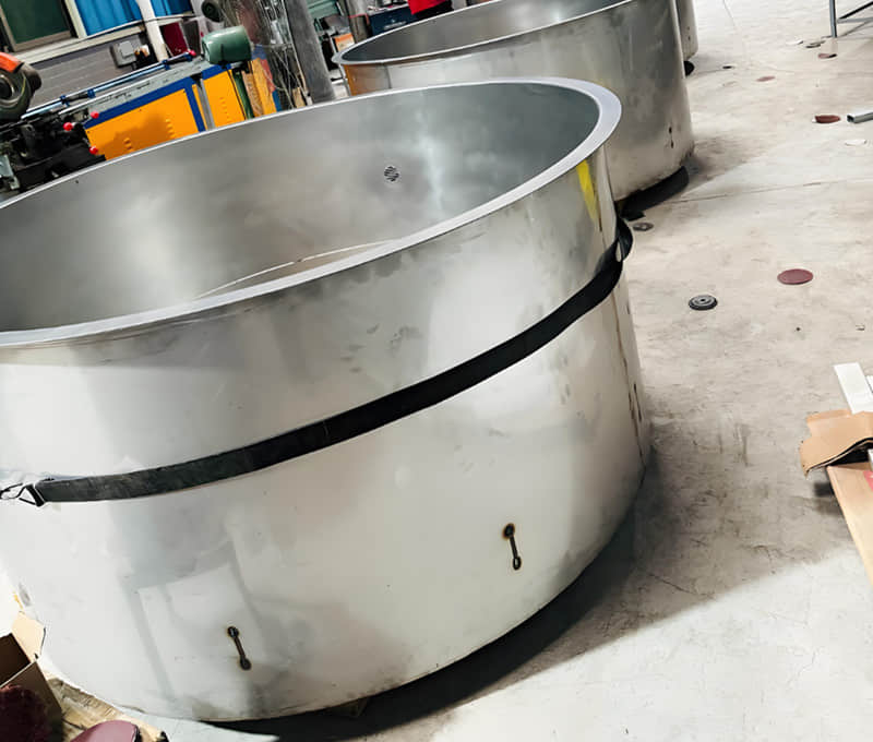 Welded stainless steel bathtub