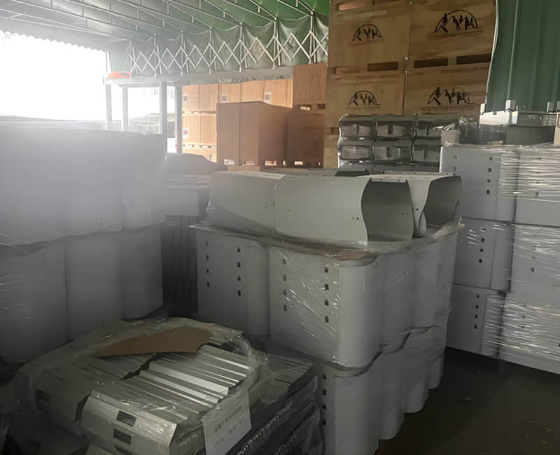 Display of semi-finished workpieces for stainless steel bathtubs.