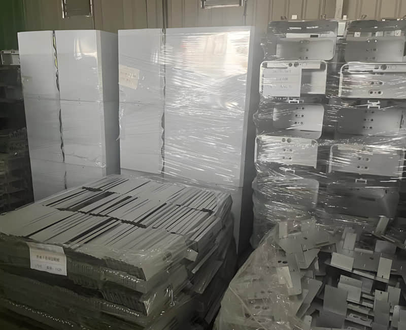 Display of semi-finished workpieces for stainless steel bathtubs.