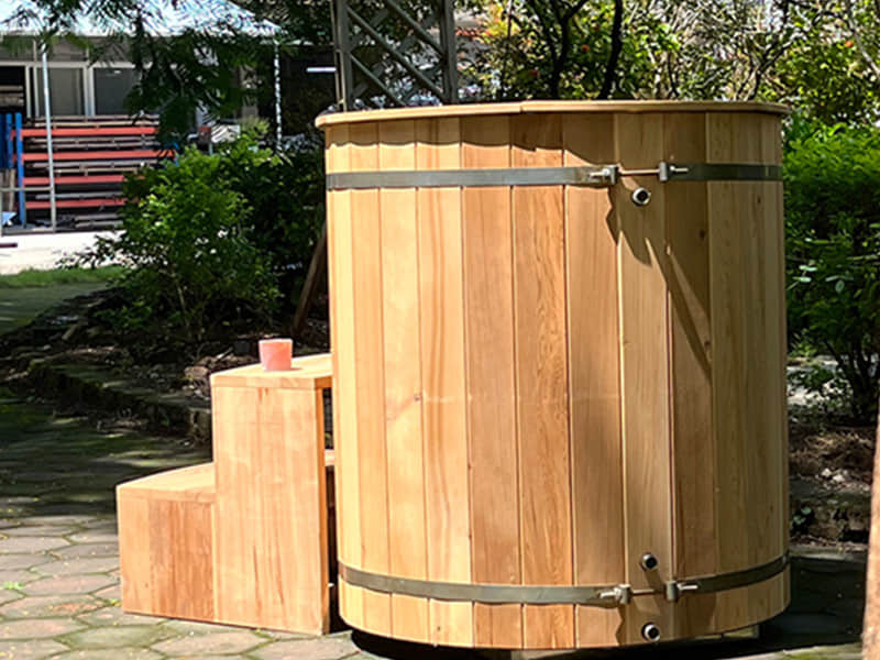 Modern Bathtub Materials vs. Traditional Wooden Tubs